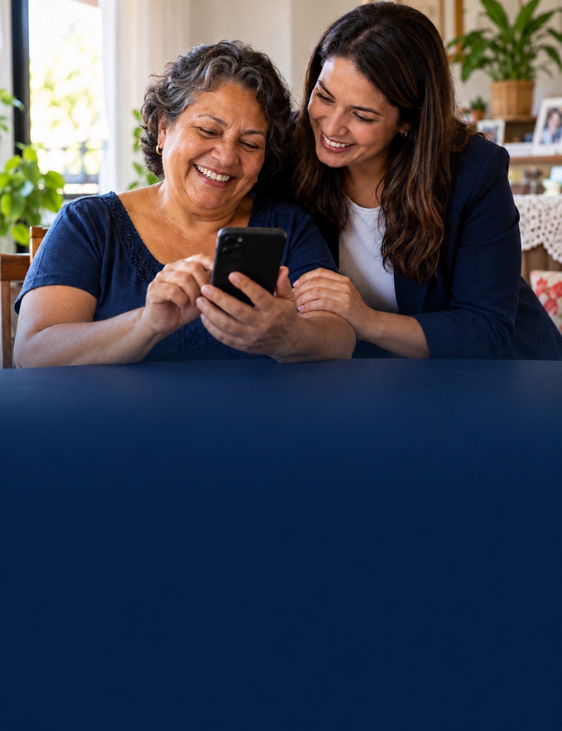 Cliente sorrindo ao ver a notícia no celular, ao lado da atendente